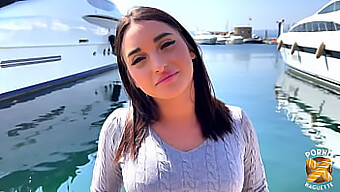 Italiaanse Schoonheid Sarah Wordt Ondeugend In Deze Amateur Video