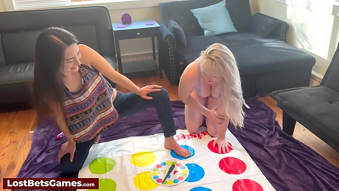 Un Juego De Twister Desnudo Lleva A Una Acción Lésbica Caliente.