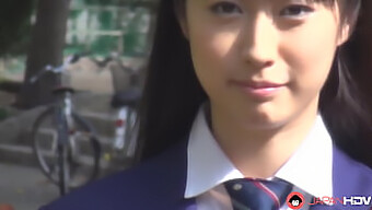 Tomomi Motozawa Dalam Pakaian Seragam Sekolah Menggoda Rakan Sekelas Dan Memberikan Blow Job Yang Mendalam.