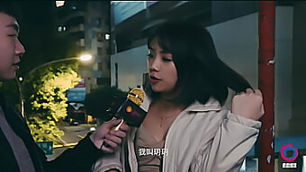 A Entrevista De Rua De Yueyue Termina Em Uma Provação Molhada E Selvagem.