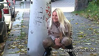 Pisser En Public: Une Blonde Risque L'Humiliation Pour Une Pause Dans La Salle De Bain