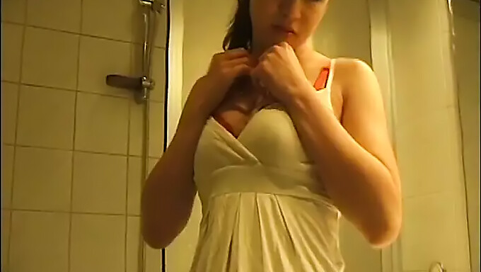 Se Denne Brunette Cam-Pige Dominikas Hjemmelavede Onanivideo