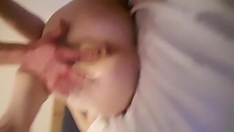 Amerikkalainen Milf Saa Täyteen Kyrpää Tässä Amatööri Video