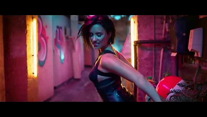 O Clipe De Verão Legal E Sexy De Demi Lovato