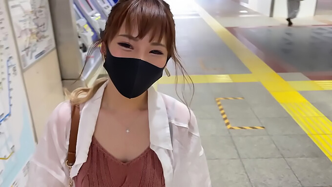 Lolita Berusia 18 Tahun Yang Comel Memberikan Blowjob Yang Hebat Dalam Video Ini