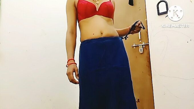 Sinnliche Indische Schönheit In Saree Neckt Mit Ihren Nippeln Und Ihrer Muschi