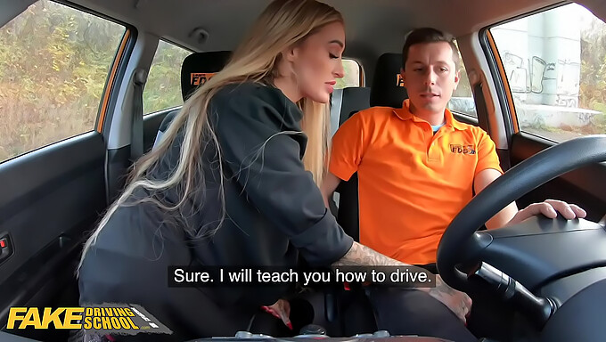 Daisy Lee Se Učí Umění Hlubokého Hrdla V Fakedrivingschool Videu