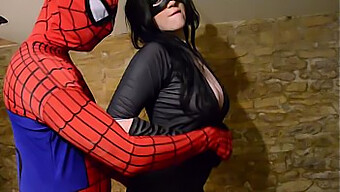 Catwoman Z Obfitym Biustem W Cosplayu Pieści Spidermana, Osiągając Intensywny Orgazm.