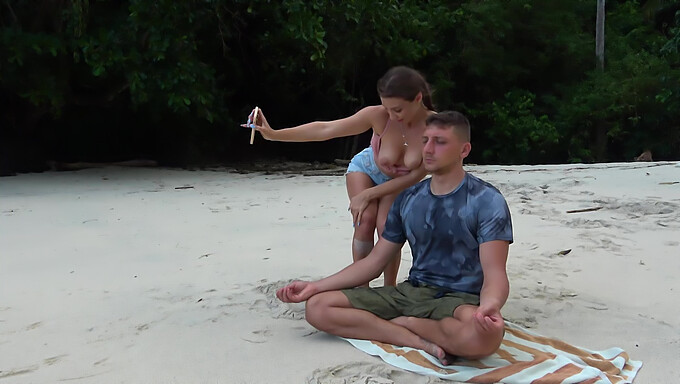 Kom Op Haar Kont Na Een Wilde Cowgirl-Rit Op Het Strand!