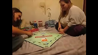 Eine Milf Mit Großem Arsch Verliert Bei Monopoly Und Wird In Einem Hardcore-Pornovideo Schwanger