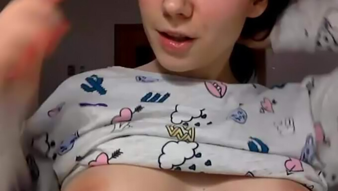 Belle Jeune Fille Taquine Avec Ses Seins Fermes