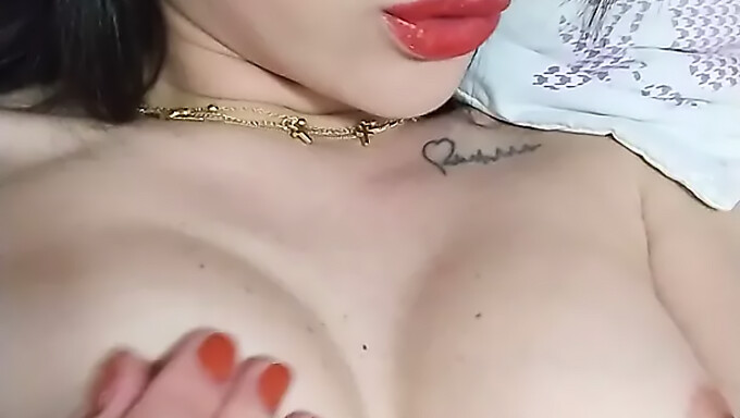 Orgasme De Chatte D'Une Latina Tatouée En Webcam