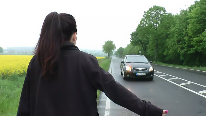 Brunette Tenåring Får Den Trange Fitta Strukket Av Stor Kuk