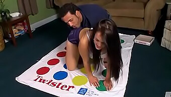 Yaz Se Diverte Com Um Jogo De Twister