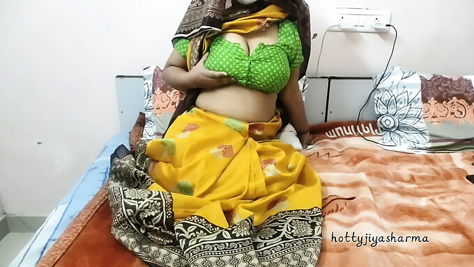 সালোয়ার কামিজে ভারতীয় মহিলা।