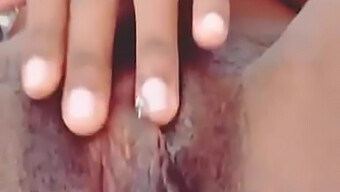 Wanita Kulit Hitam Mendapatkan Pemandangan Yang Sempurna Dari Vaginanya Yang Ketat