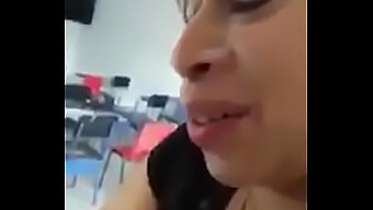 Professora Milf Faz Um Boquete Na Sala De Aula E Engole A Carga