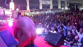 Festa De Sexo Público Com Uma Morena E Um Espanhol Com Um Pênis Grande