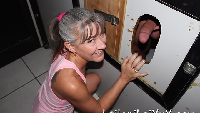 Prsatá Milfka Zažívá Svůj První Zážitek S Glory Hole